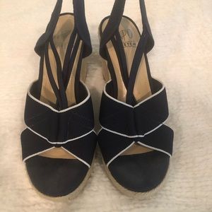 Size 6.5 navy with with white trim.